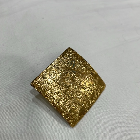 Gold tone square earrings - Picture 2 of 6